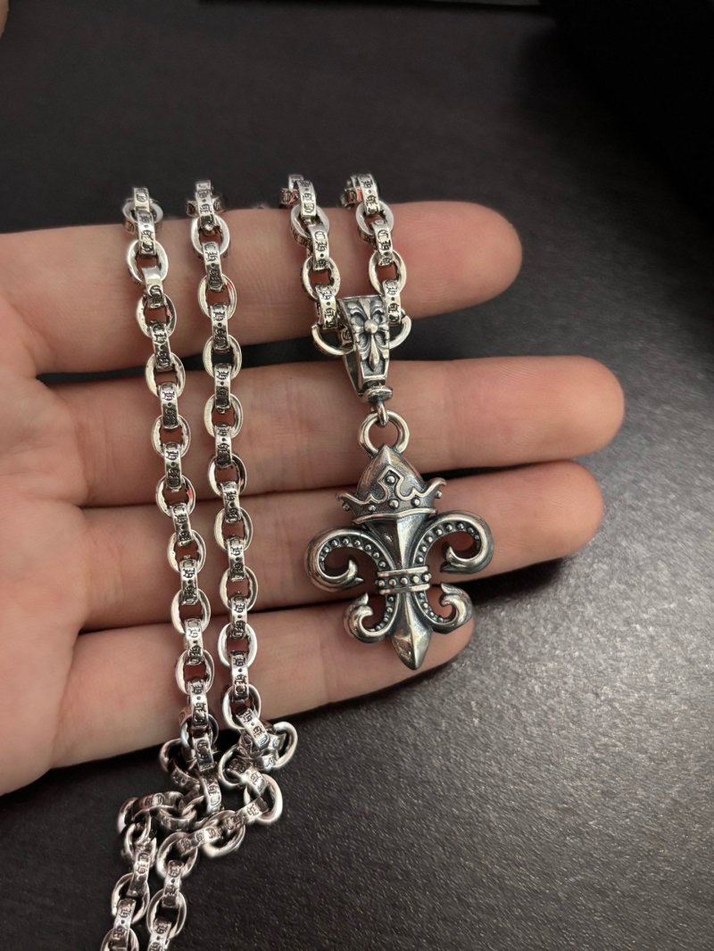 Ch*0me He**ts necklaces